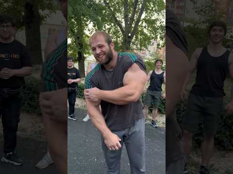 Сколько Андрей Смаев выжмет на динамометре?! Двойной бицепс  💪🏽