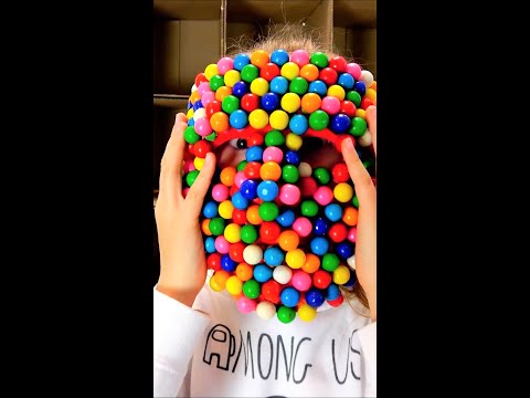 Полина играет с конфетами
