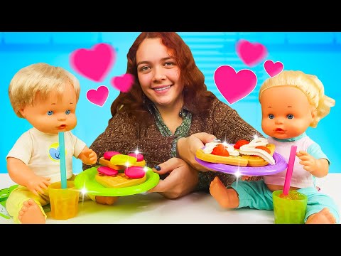 ¡Waffles riquísimos para los bebés gemelos! 🧇 Vídeos de juguetes para bebés.