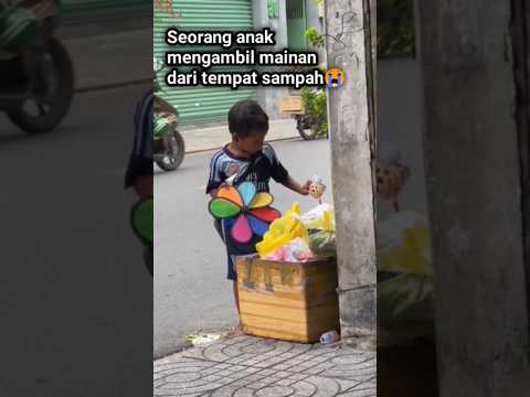 Seorang anak mengambil mainan dari tempat sampah😭#shortvideo#short#shorts