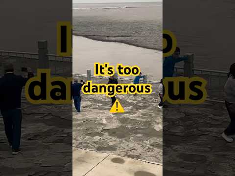 The tide is too strong.#beach #nature #waves #travel #bigwaves #杭州 #wavescrashing #funny