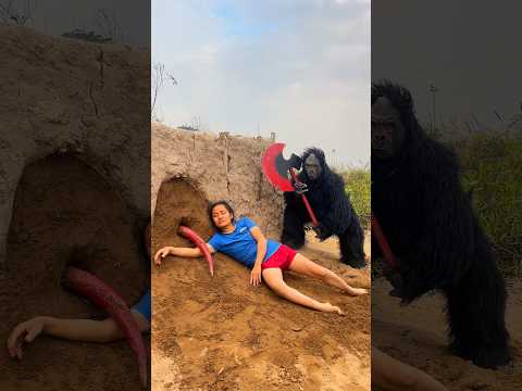 The Brave Girl Panicked When She Was Attacked By A Ferocious Gorilla Monster