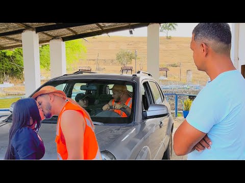 ELE Flagou A Sua Esposa Beijando O Seu Motorista Dentro Do Carro