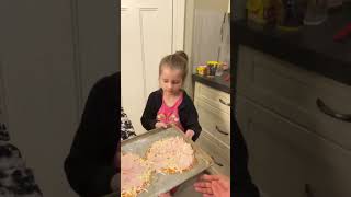 A meter la pizza