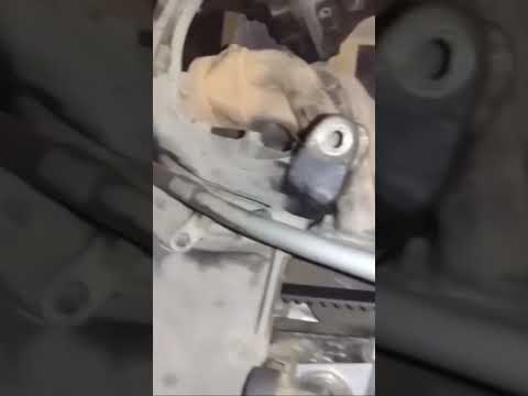 А как вы проверяете уровень масла в двигателе? #авто #автосервис #ремонт #обзор #спецтехника