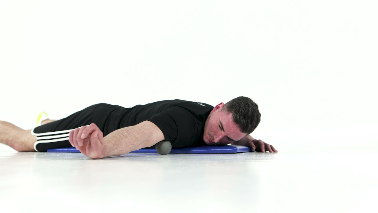 Bizeps-Massage mit Ball