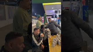 Encontrei meu povo a bibida ouvindo eu mermo 😂🍺🤴🏻