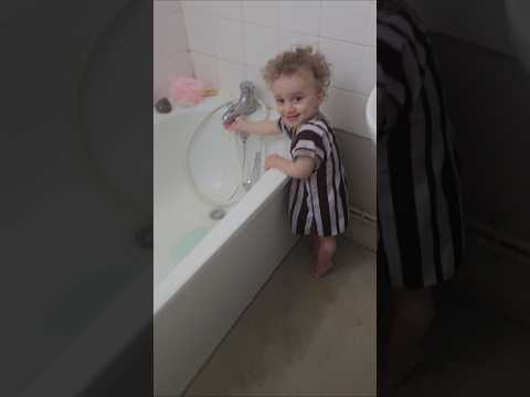 شوفو يزن شلون بلش يخرب بيت ماما🤣