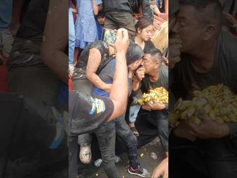 Wanita kerudung hitam takut kuda lumping bawa pisang #shorts #kudalumping