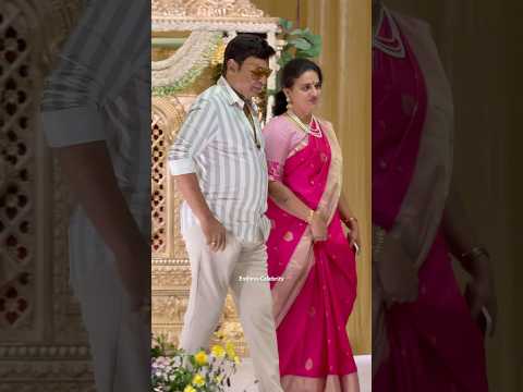 భార్యాభర్తలు అంటే ఇలా కలిసి మెలిసి ఉండాలి Naresh With Wife Pavithra at Wedding in Hyderabad