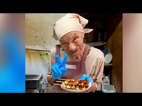 95歳のおばあちゃんが70年間、手作業で作り続けてる絶品みたらし団子！最近は家族の力も借りていろいろなお団子を作ってる🍡