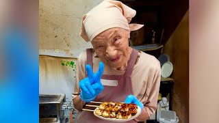95歳のおばあちゃんが70年間、手作業で作り続けてる絶品みたらし団子！最近は家族の力も借りていろいろなお団子を作ってる🍡