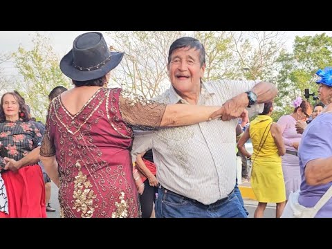 Lindos los tortolitos enamorados como disfrutan bailando con gran energía.