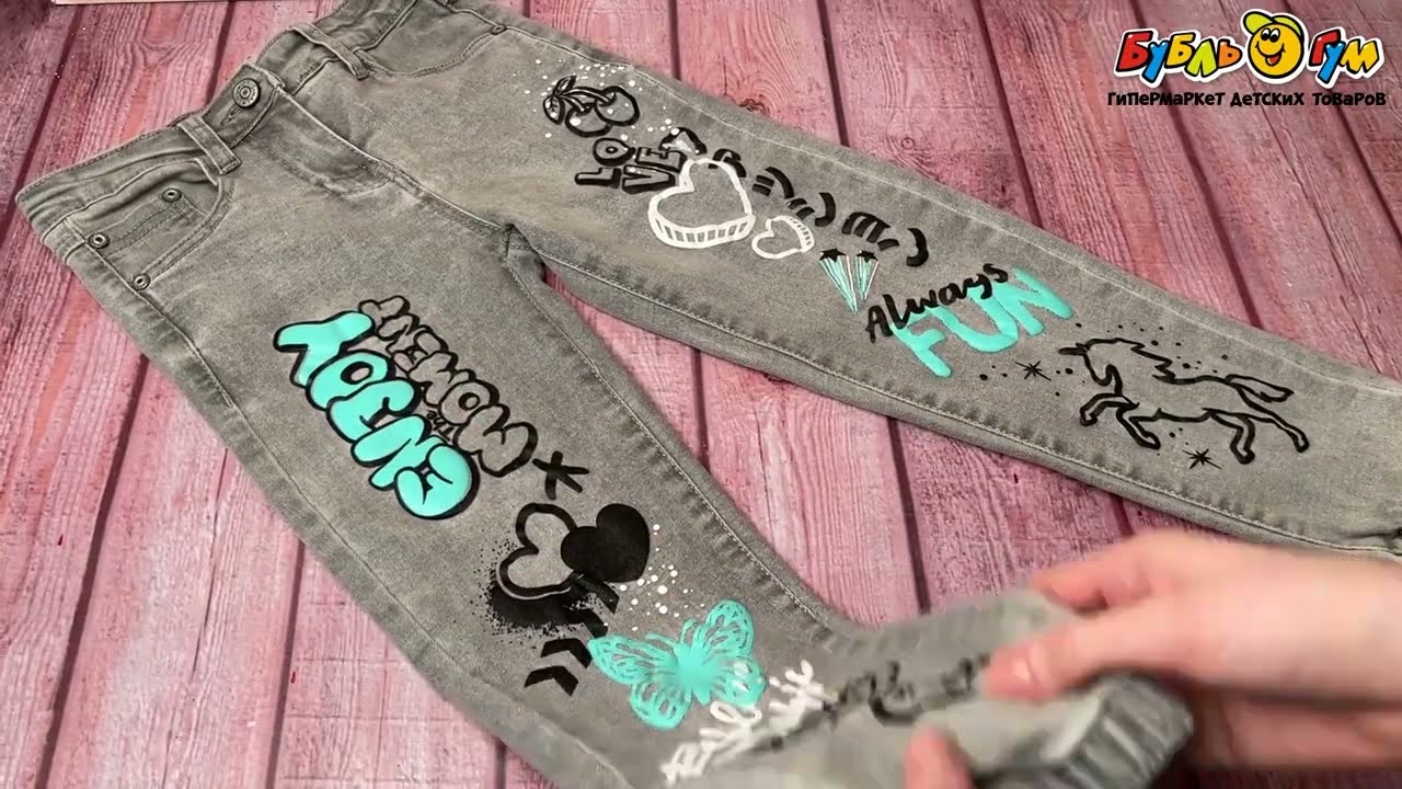 Брюки джинсовые Lanson Kids с черно-белыми изображениями и яркими текстом серые - видео