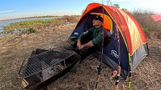 Acampando solo, pescando y cocinando en fogonero con leña, pesca y cocina, pesca urbana
