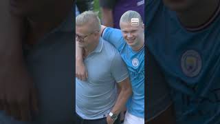 Erling Haaland took his dad away from an interview to celebrate lifting the PL trophy together 🥹🩵
