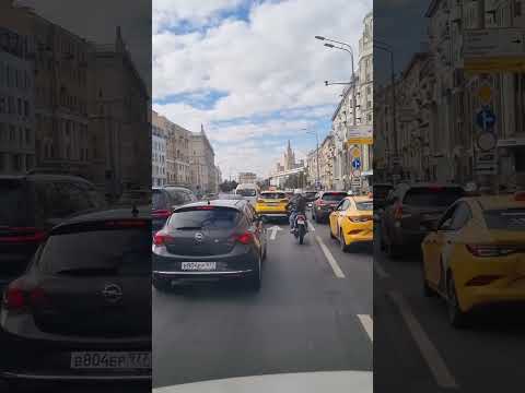 Мотоциклист помог проехать скорой помощи. Скорая помощь. #медицина #скорая #скораяпомощь #врач #112