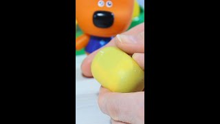 Ми-Ми-Мишки нашли сюрприз в капсуле Киндера 👍 #shorts #киндер #сюрприз #мимимишки