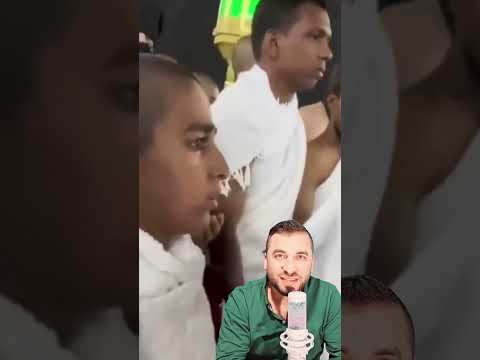 طفل يطوف بالكعبة وهوة يقرأ القرآن يثير أستغراب المعتمرين