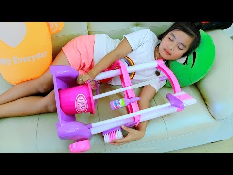 子供のためのきれいなおもちゃのビデオとのふり遊び