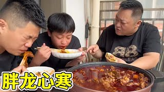 儿子刚到手600元工资，当天花光给自己买鞋，胖龙拿着19的拖鞋又气又委屈！