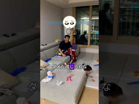 お父さん、見て、私は飛んでいるよ! 🕊️👨👧