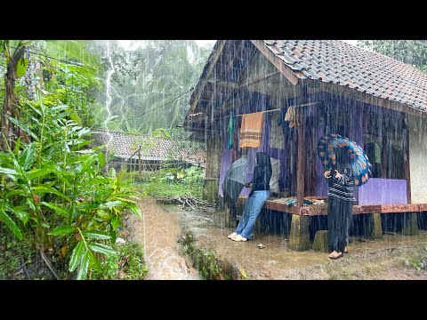 SUASANA SORE YANG TENANG, TURUN HUJAN DAN KABUT DI KAMPUNG NAMBAH BETAH, PEDESAAN SUNDA JAWA BARAT