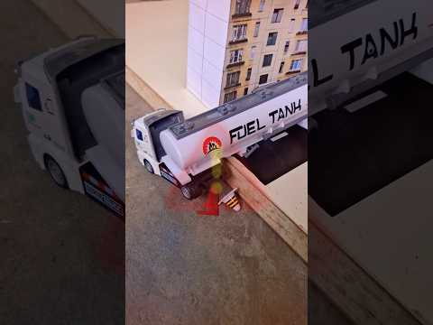 TRUK TANGKI KEJAR KONTAINER DAN TERGULING #bondesgt #trukkontainer #truktangki