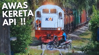KA Barang Campuran di Perlintasan Tak Berpalang