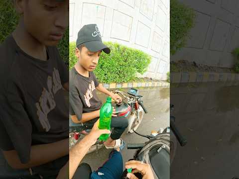 Bachay ki bike ka fuel khatam ho gya tha #kindness #happiness #shorts #actofkindness