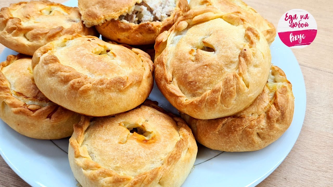 Мини-пироги с сочной начинкой из филе куриных бедер и сырого картофеля. Они сочнее всех пирожков!