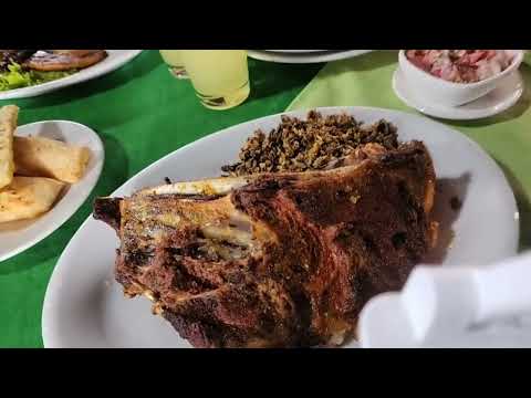 Comiendo cabrito en VILLANUEVA SANTANDER COLOMBIA.