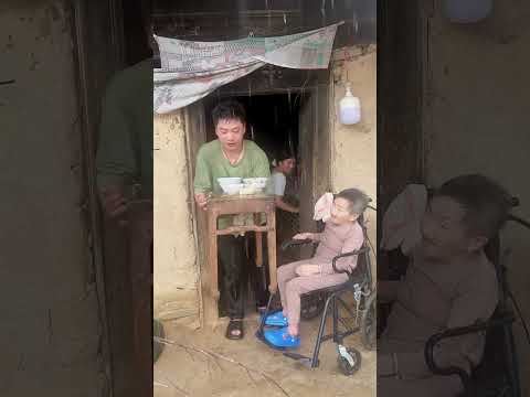 The horse-legged girl and her grandmother ate rice in the rain