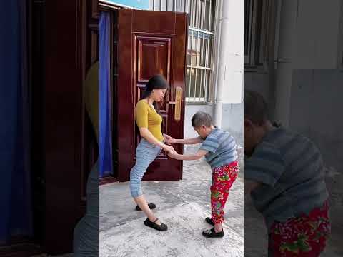 The horse-legged girl helps her grandmother go to the doctor