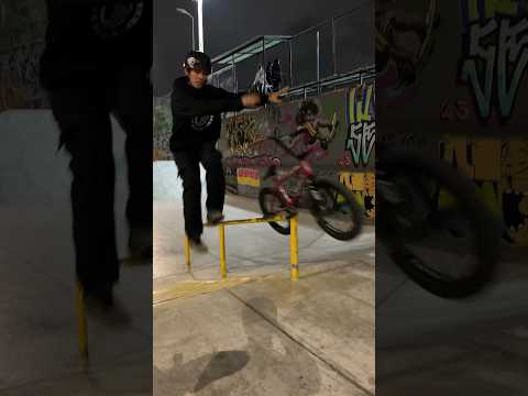@JosueAlencardeOliveira  ENSINANDO A BIKE ANDA SOZINHA 🤣🤣☝🏻 #bmx #bike #bicycle #chocolatebmx