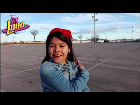 Intentando hacer trucos con los patines / Annie Vega