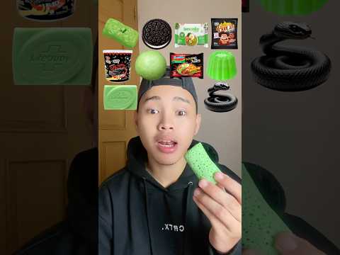 MAKAN EMOJI S4BUN HIJAU 😬 SIAPA YANG PERNAH MAKAN ULAR HITAM 😮 AKU GA PERNAH