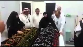 بالفيديو انهيار والدة ضحيتي التفجير الإرهابي بالسعودية وهي تودع ابنيها محمد وعبد الجليل قبل دفنهما