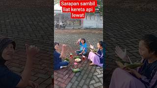 sarapan sambil liat kereta api lewat #kuliner #kulinerkaranganyar #makan