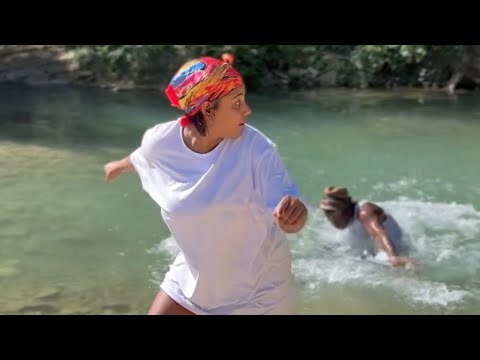 Le quería comer el fruto prohibido a esta mujer mientras lavaba en el río.