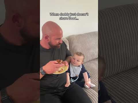 When daddy just doesn't share food 🍜🍕 babies view 🐣 #babiesview