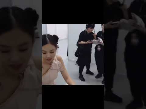 ثروبك لما جيني اخذت سكوتر ليسا من وراها وليسا شافتها #blackpink