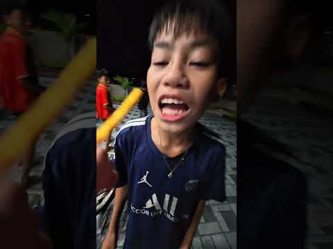 Trêu trọc cậu bé ăn xúc xích Dubai hài hước ! #shorts