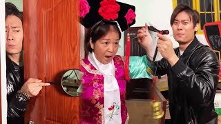 Genius Son Steals Video Game Console To Play Games And Is Beaten By His Devilish Mother！