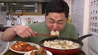떡만두국 잘익은 김치와 함께