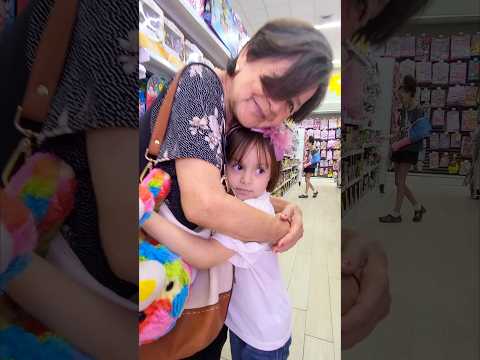 ABUELITA CÓMPRAME TODOS LOS JUGUETES!! #niños #sketch #funnymemes #reflexiones #viral #humor #shorts