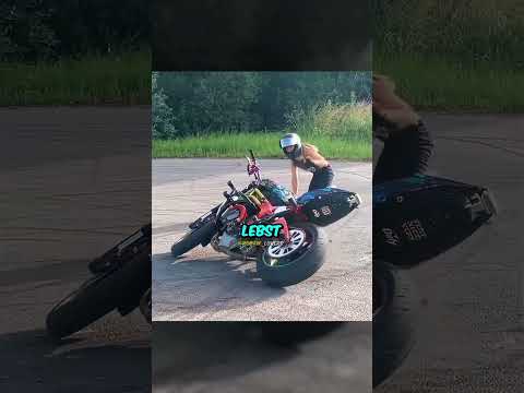 Eine Bikerin macht Stunts ohne Schutzkleidung 🤕