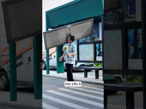 Chàng Trai Với Chiếc Cửa Dính Lên Mặt.