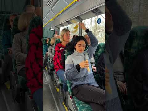 Una niña tiró basura en un autobús y se arrepintió #shorts #short #español