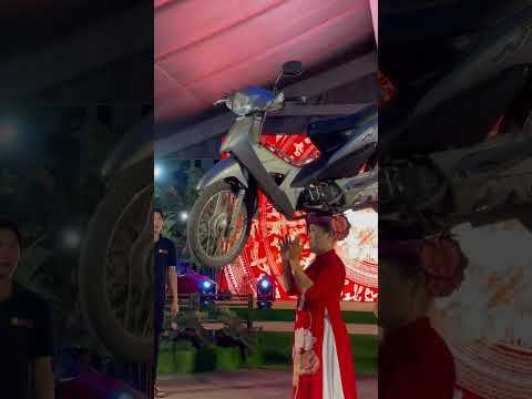 Xiếc đội xe lên đầu